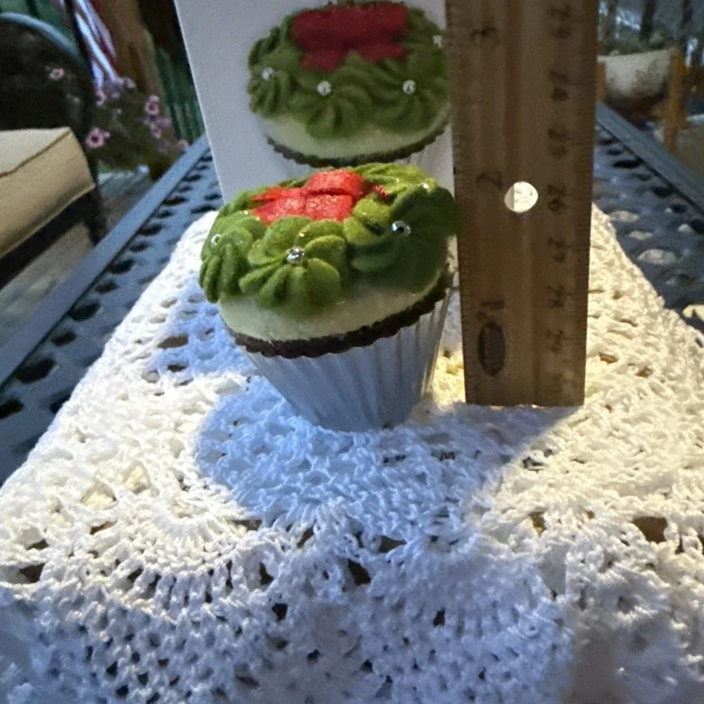 Hallmark: Simply Irresistible! - Christmas Cupcakes - 2011